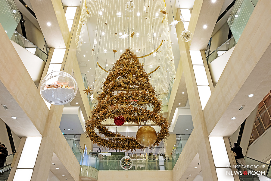 신세계백화점 본점 신관 및 본관과 이어지는 사잇길에 조성된 크리스마스 장식.