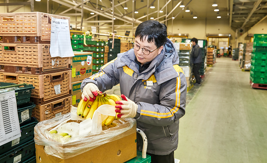 강주원 파트너가 신선식품을 검품하고 있다.