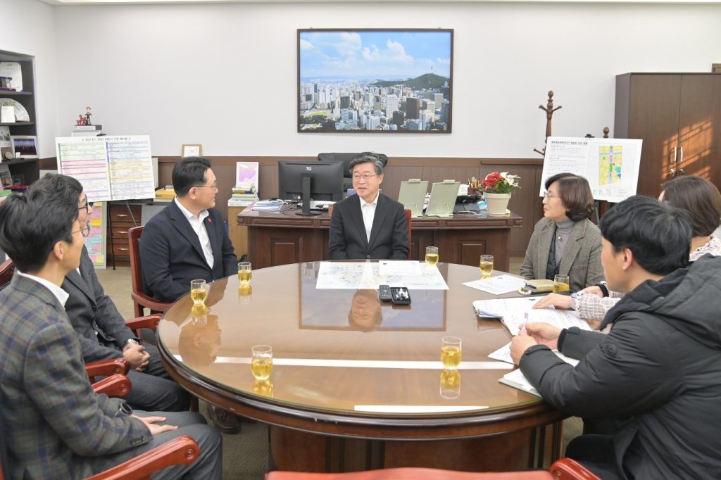 신세계면세점과 중구청 관계자가 한자리에 모여 쓰레기 연구소 '새롬'에 대해 이야기를 나누고 있다.