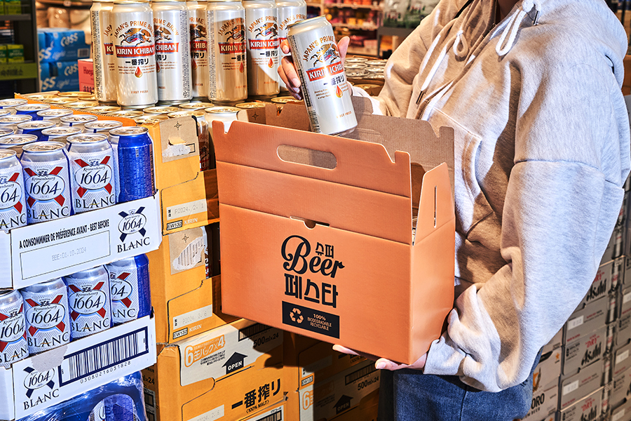 이마트 월계점에서 한 고객이 슈퍼비어 페스타를 즐기며 맥주를 구매하고 있다.